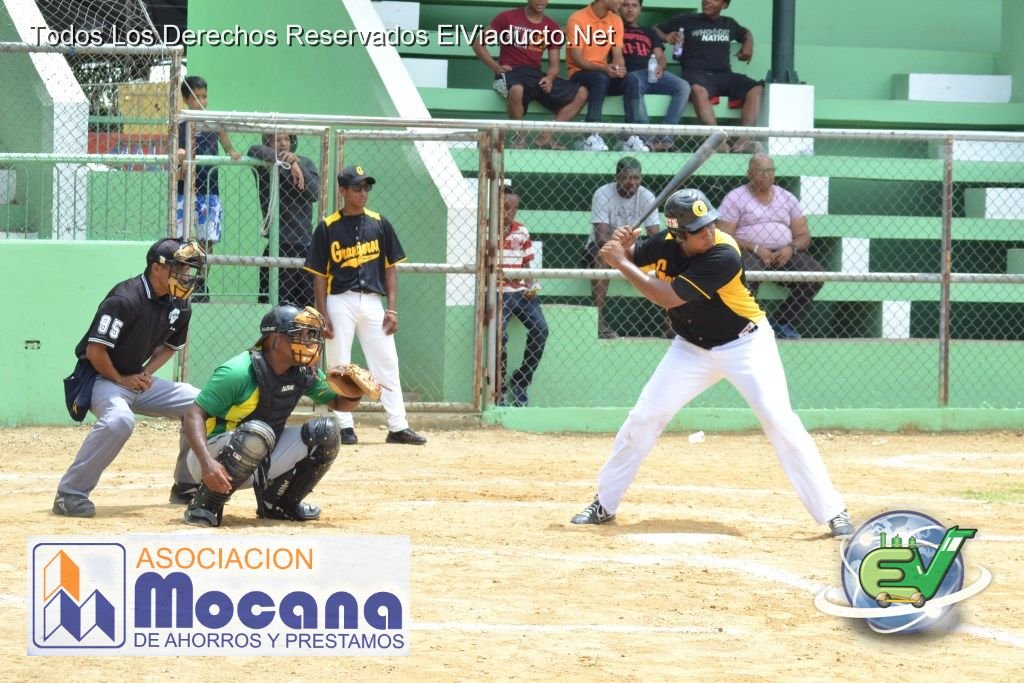 Melvin Cruz de los Granjeros espera un picheo del lanzador Pedro Zabala 